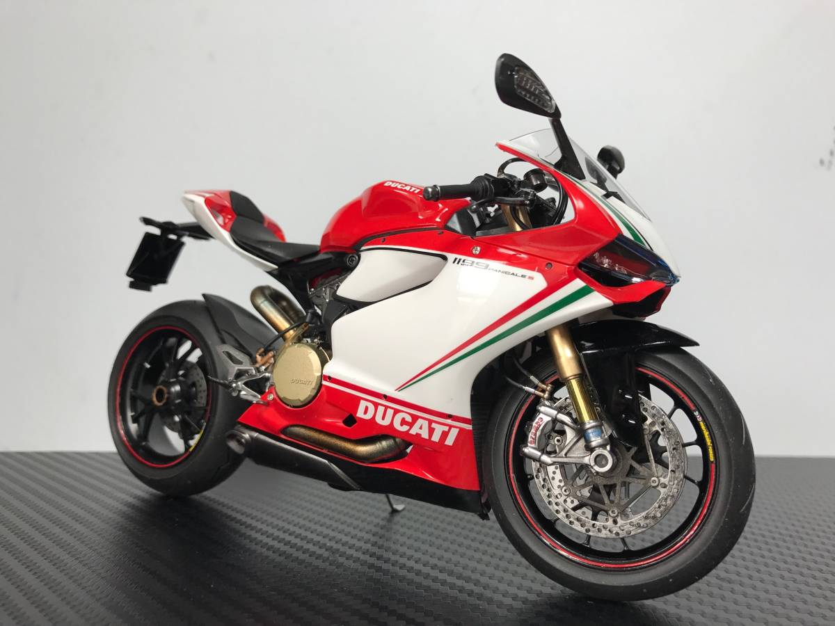 タミヤ 1/12 ドゥカティ 1199 パニガーレS トリコローレ塗装完成品