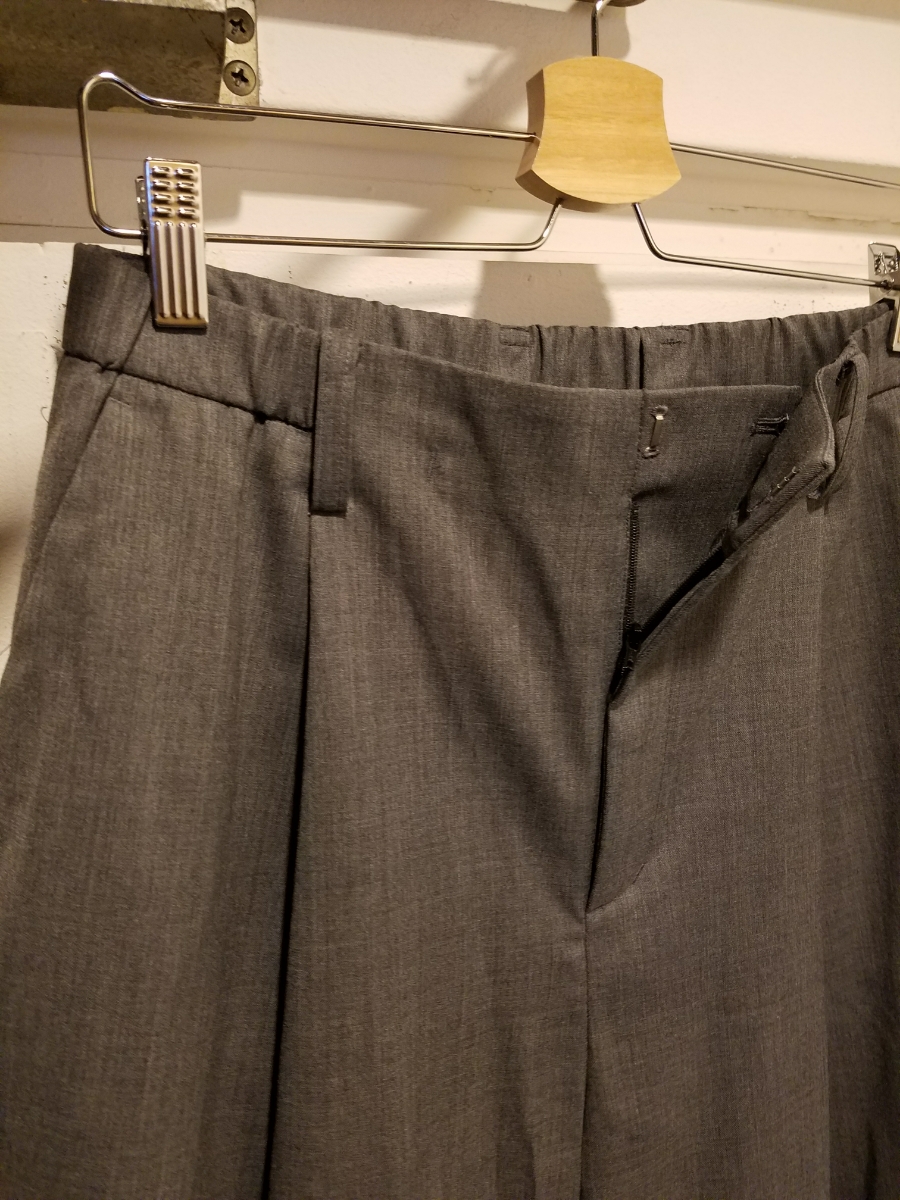 STUDIOUS（ステュディオス） スラックス パンツ WOOL WIDE SLACKS STUDIOUS ウール　ワイドパンツ　サイズ2 タグ付き新品　ウエストゴム　グレー　メンズ　検索用(shareef jieda WIZZARD )