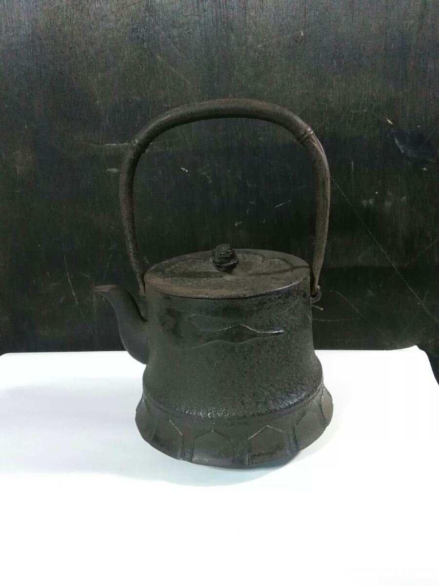 【龍文堂造刻印】南部鉄器 鉄瓶 あられ文様 共蓋付 古民家インテリア 龍文堂 造『鉄瓶』 ｜骨董品買取 緑和堂