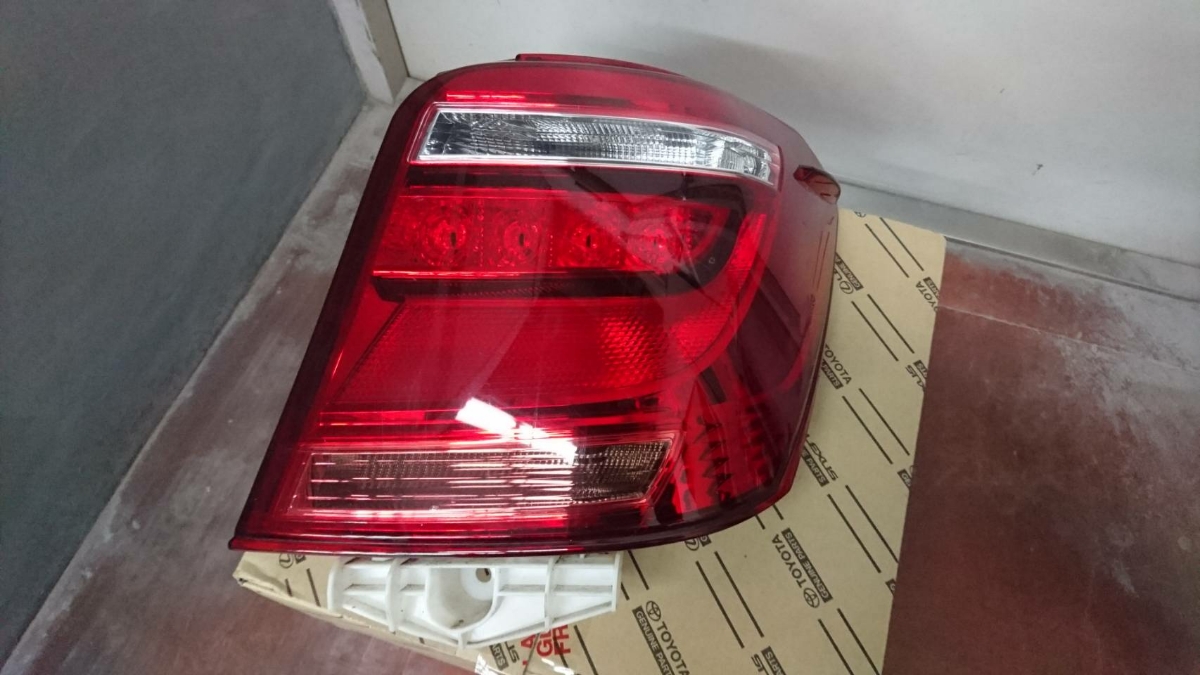 トヨタカローラアクシオ トヨタ 現行アクシオ右テールランプ