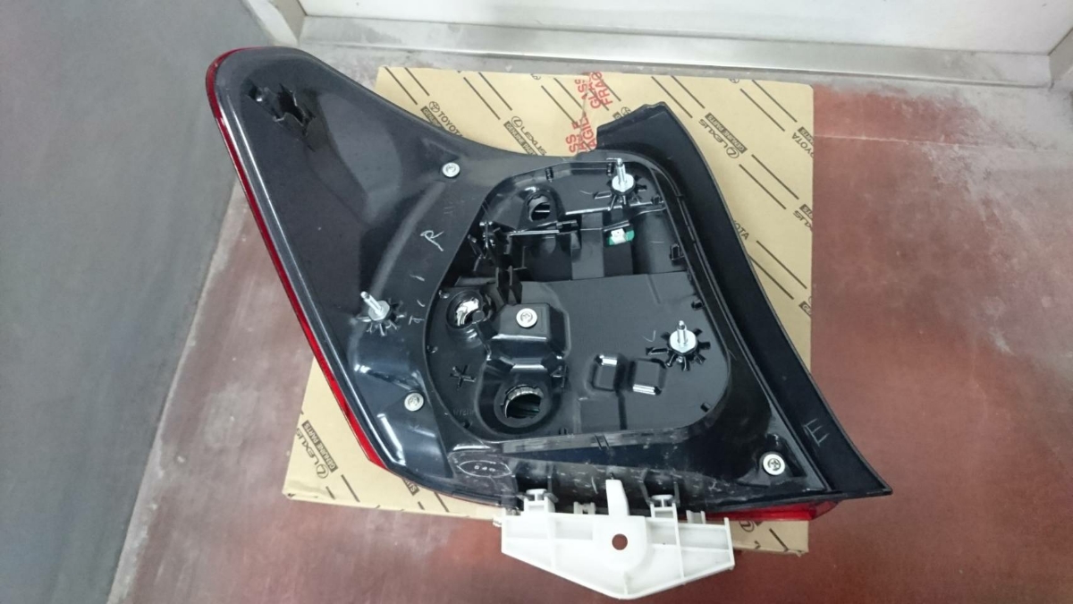 トヨタ 現行アクシオ右テールランプ