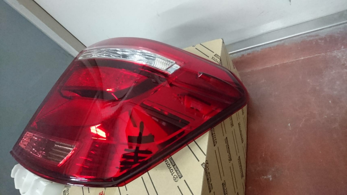 トヨタカローラアクシオ トヨタ 現行アクシオ右テールランプ