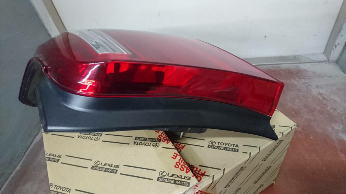 トヨタカローラアクシオ トヨタ 現行アクシオ右テールランプ