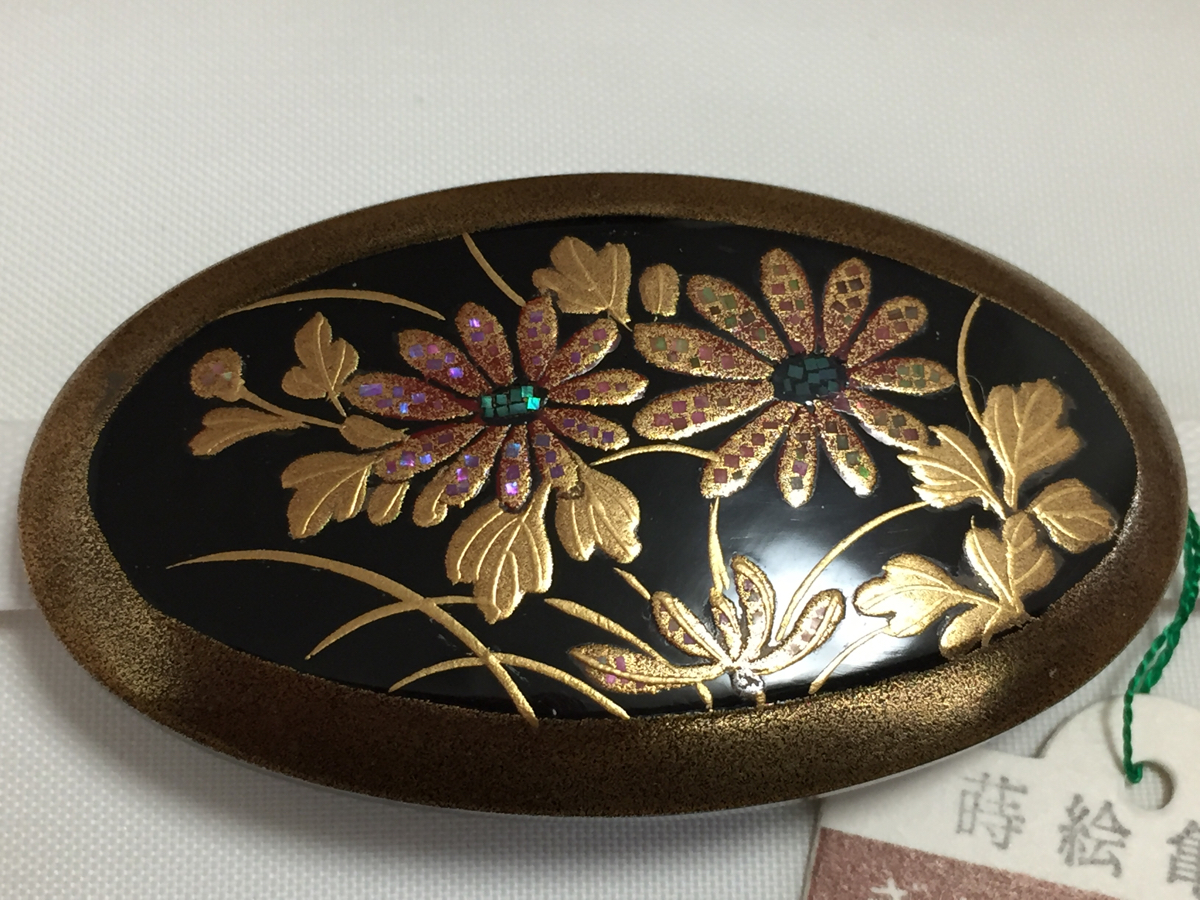 ぎをん幾岡屋 本鼈甲 黒甲 金蒔絵 螺鈿 作家物 良生 秋桜文 帯留め 未 
