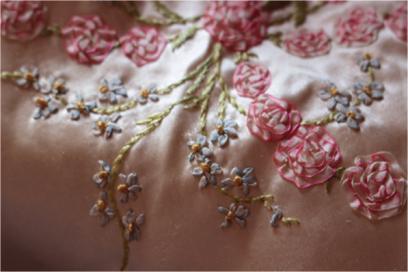 アンティーク　ロココリボン　手描きピンクローズ フランスアンティーク1900年頃リボンワークローズ手刺繍と勿忘草が