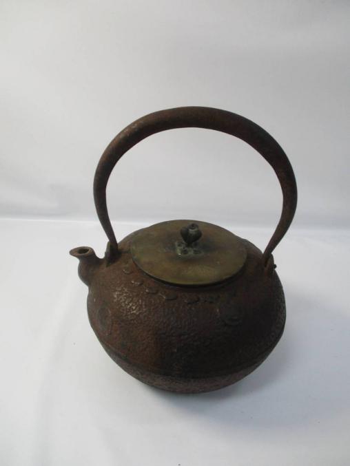時代煎茶道具 古鏡蓋 重列式神獣鏡紋 環摘 砲口 扁平形 岩肌 鉄瓶 鳴金残欠 蔵出/明治期/釜師名人造/和鉄岩肌地紋環摘蓋梅花形砲口鉄瓶/615 当方