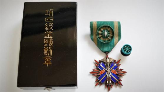 【極美品 完品】功四級金鵄勲章 略綬付き 共箱入り 純銀製 明治勲章 徽章32 功四級 金鵄勲章 略綬 共箱付 勲章 | 骨董品買取・和楽器買取 五宝堂