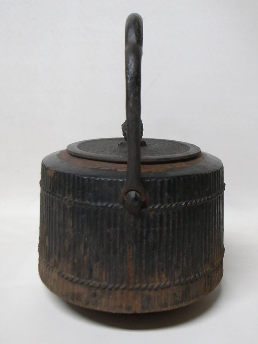 時代鉄瓶　富士型　散らし文　1リットル 水漏れ無し　煎茶道具　無銘 南部鉄器 鉄瓶 在銘 茶道具 煎茶 煎茶道具 水漏れ無し 鉄瓶 煎茶道具 在