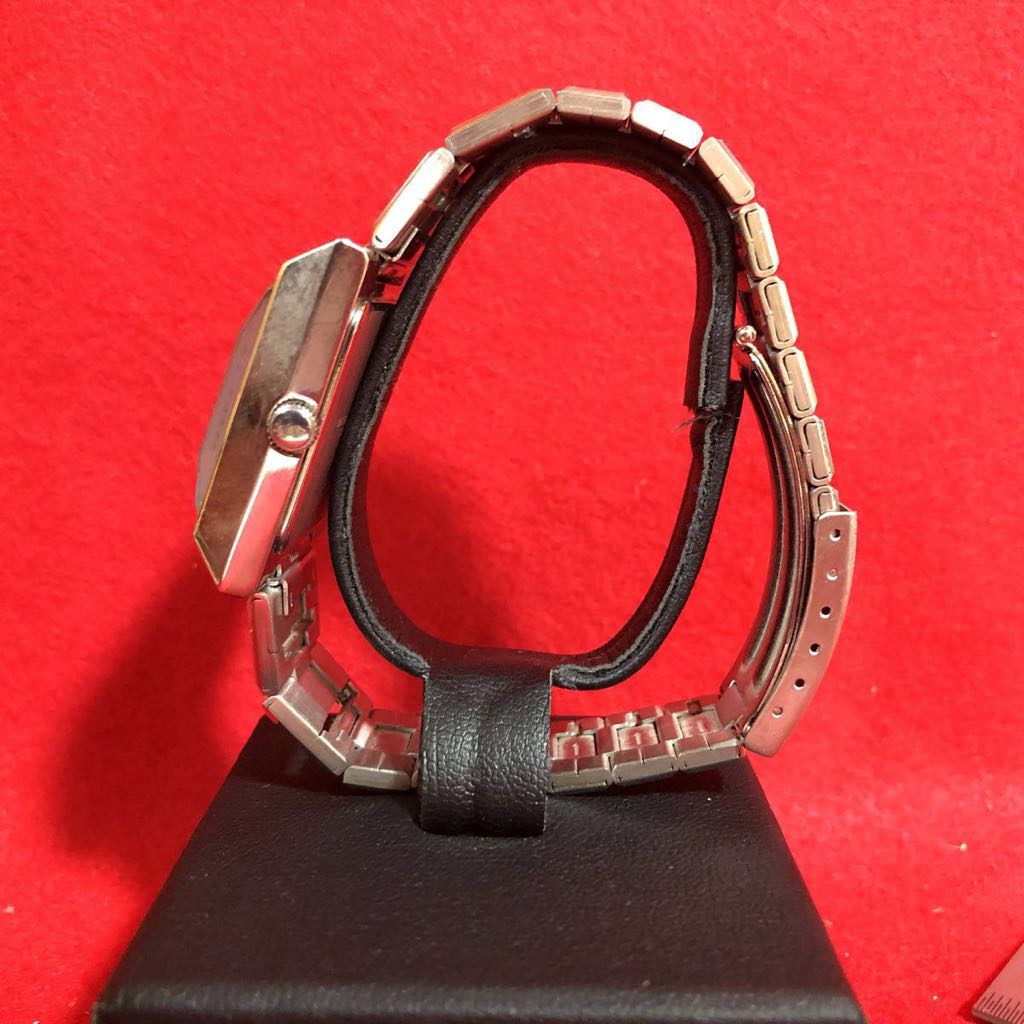 Seiko セイコー Alba アルバ Aka 四角い時計 V733 5a40 メンズ クオーツ 現状 アルバ 売買されたオークション情報 Yahooの商品情報をアーカイブ公開 オークファン Aucfan Com