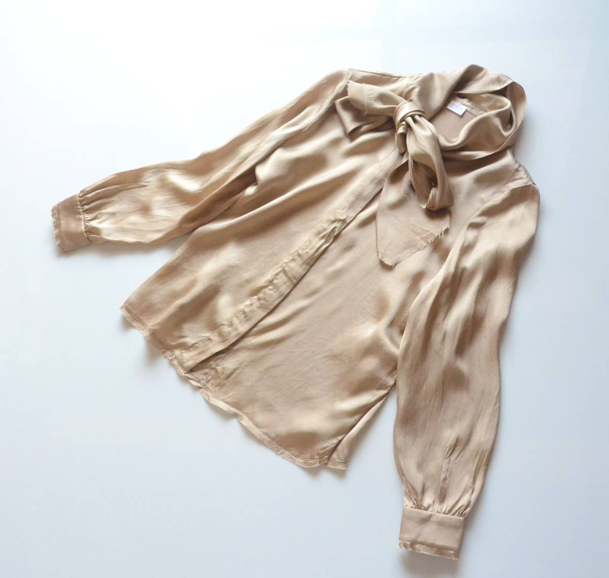 キートン Kiton ♪ イタリア製 ボウタイリボン 艶シルクブラウス 