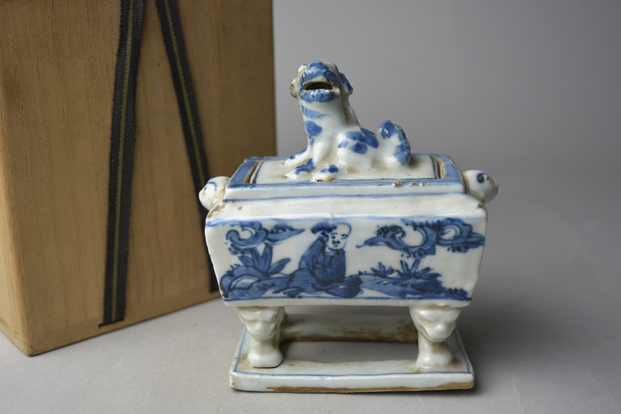 趣楽】 中国古玩 明時代 古染付獅子蓋人物図香炉 香道具 G591 獅子