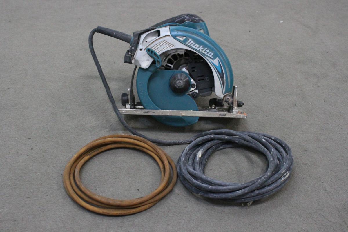 マキタ | 165mm 電気マルノコ 株式会社マキタ M565の通販｜丸鋸・卓上 