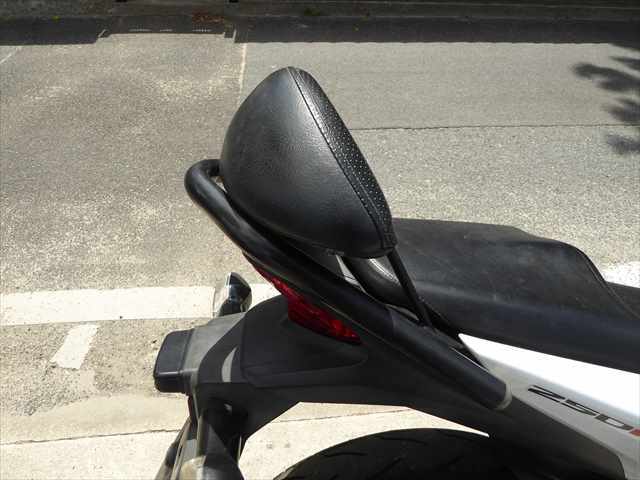 ホンダ CBR250R（MC41)外し キタコ製タンデムバックレスト 取付OK（h315）検索デイトナポッシュキジマCBR125RCB250F CBR250R HONDA (MC41)「キタコタンデムバックレスト CBR250R(viggen のパーツレビュー GEAR