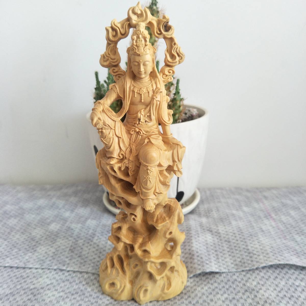 黄楊木彫 　柘植材 観自在菩薩 半跏像　 木彫り 仏像109