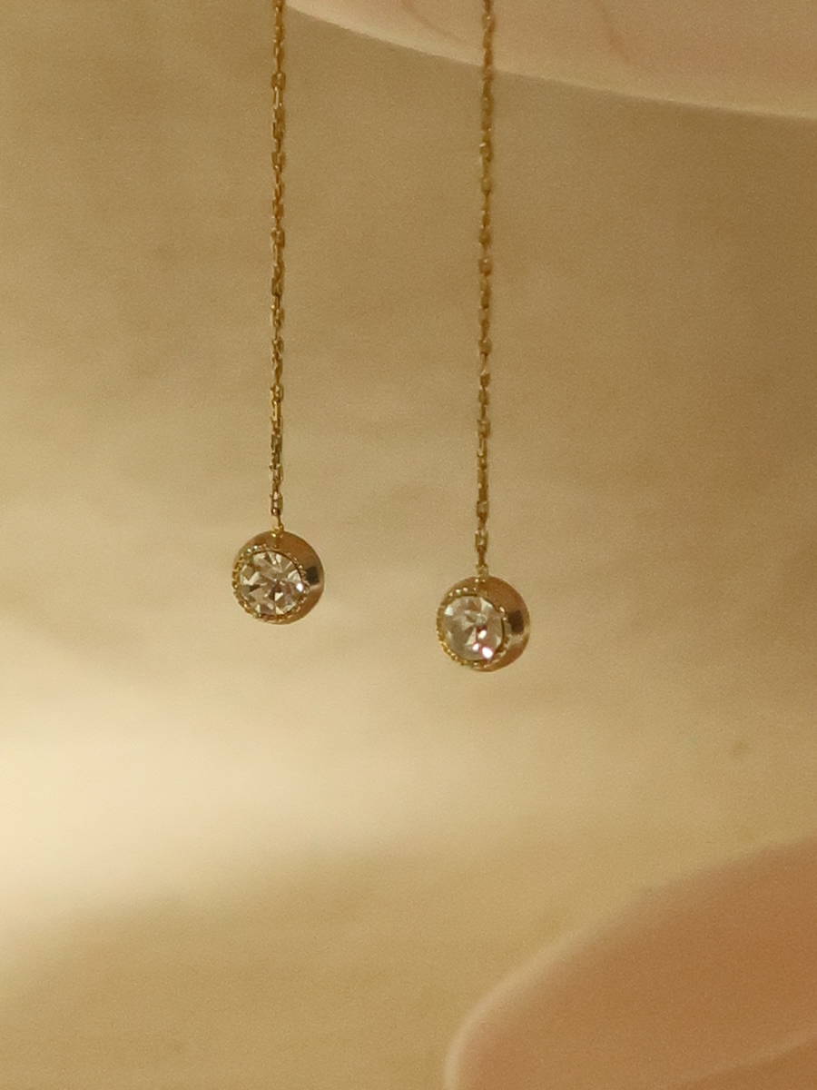 スワロフスキー　ピアス　下がるひとつぶクリスタル　金属部分カラーはゴールド　SWAROVSKI