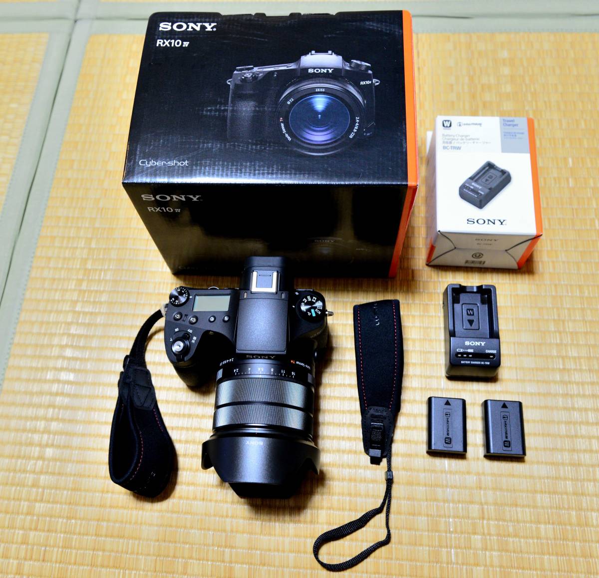SONY RX10m4　超美品(本年８月購入)　純正バッテリー合計３個、純正バッテリーチャージャー付