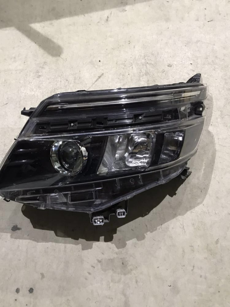 トヨタ ヴォクシー ZRR80W 前期 純正 左 ヘッドライト LED 【公式通販】