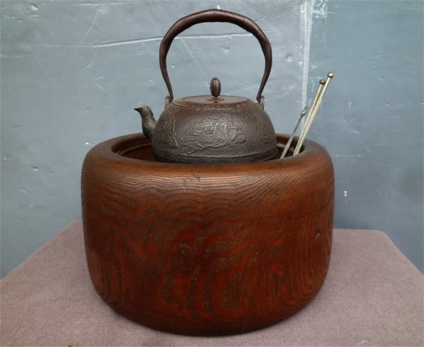 ☆時代木製 刳り貫 美杢 「火鉢・瓶掛」（五徳 火箸 灰均し）灰付 煎茶
