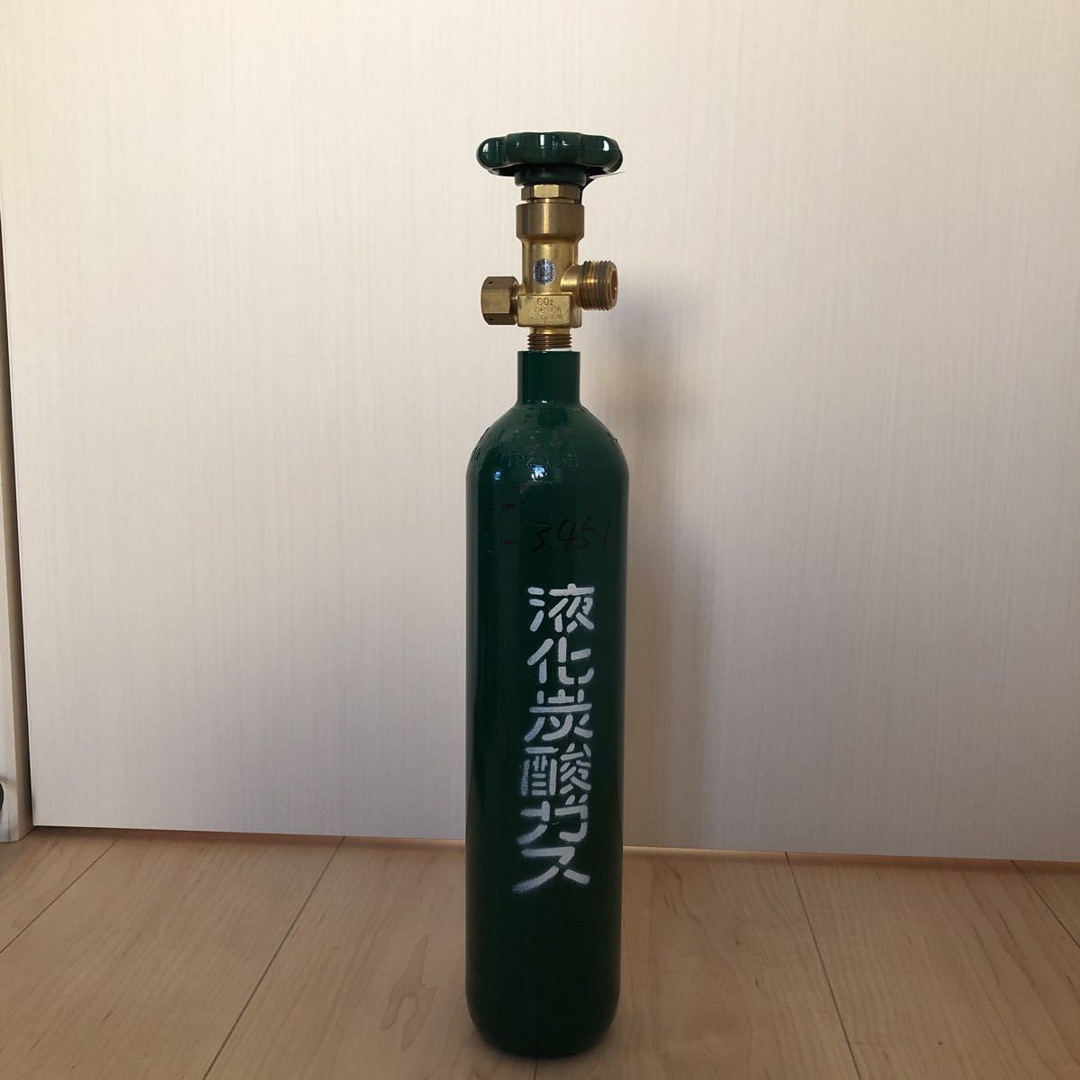 67-8046-03 二酸化炭素ボンベ 1本入 AXEL アズワン 送料無料 実験用