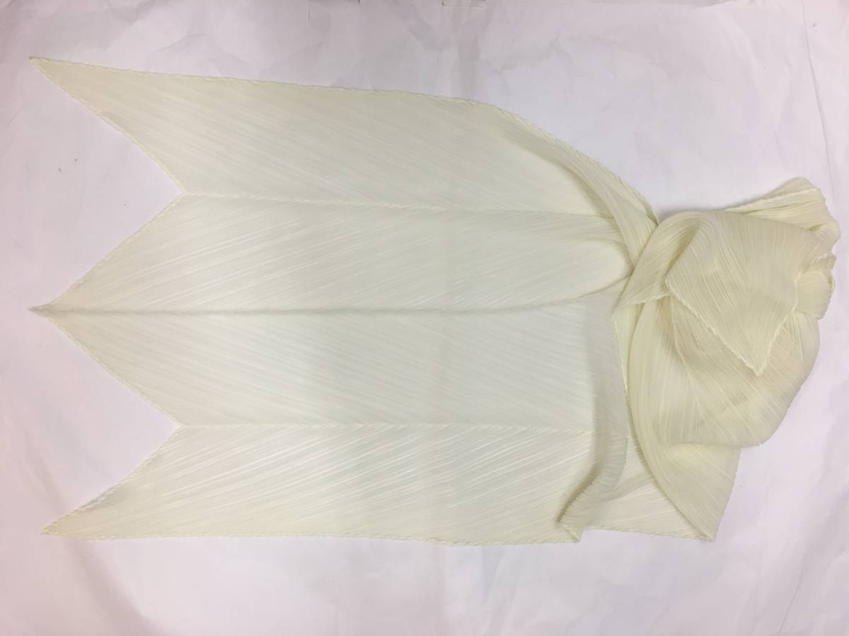 ★ISSEYMIYAKE プリーツプリーズ　　クリーム色のスカーフ 　透け感あり　