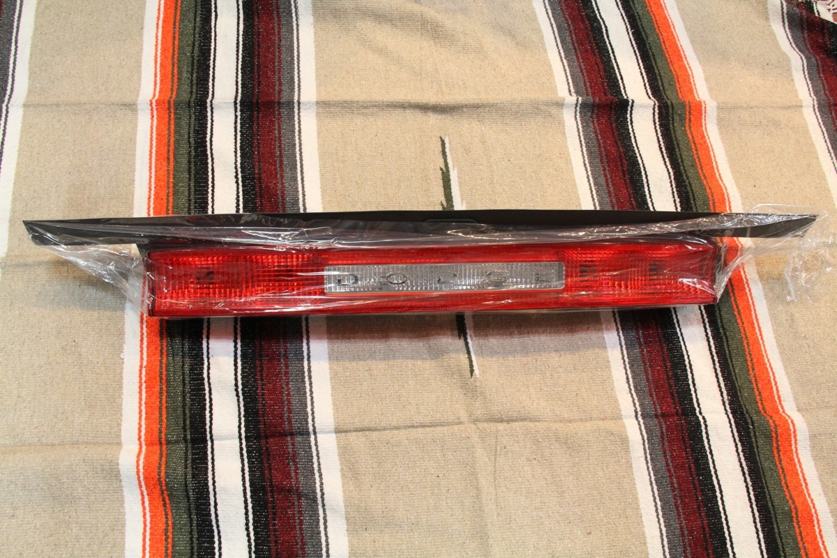 2011-2014 ダッジ チャレンジャー サード ブレーキランプ Assy テールランプ 純正 新品 未使用 ブレーキ センター 売り切り