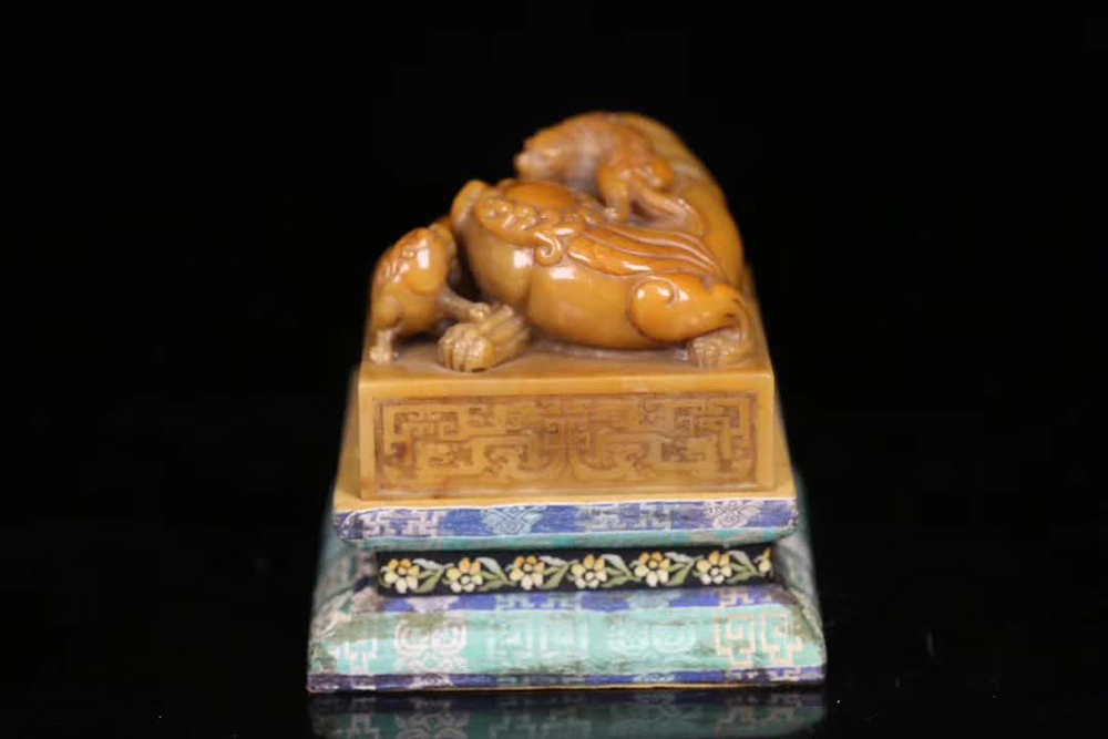 清 老寿山田黄子母獣印章 布の土台と刺繍箱付き【サイズ】高さ8.4*10.2cm 重さ1392g【d】
