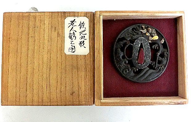 鶴の図柄 鉄地鍔 古い刀の鍔 老人鶴上ノ図 鉄地丸型 共箱入り 鍔 祖父のコレクション