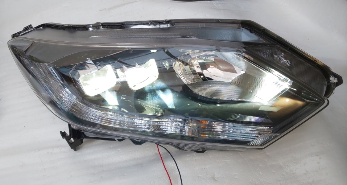 ホンダヴェゼルハイブリッド RU3 右ヘッドライト ヴェゼル RU3 LED