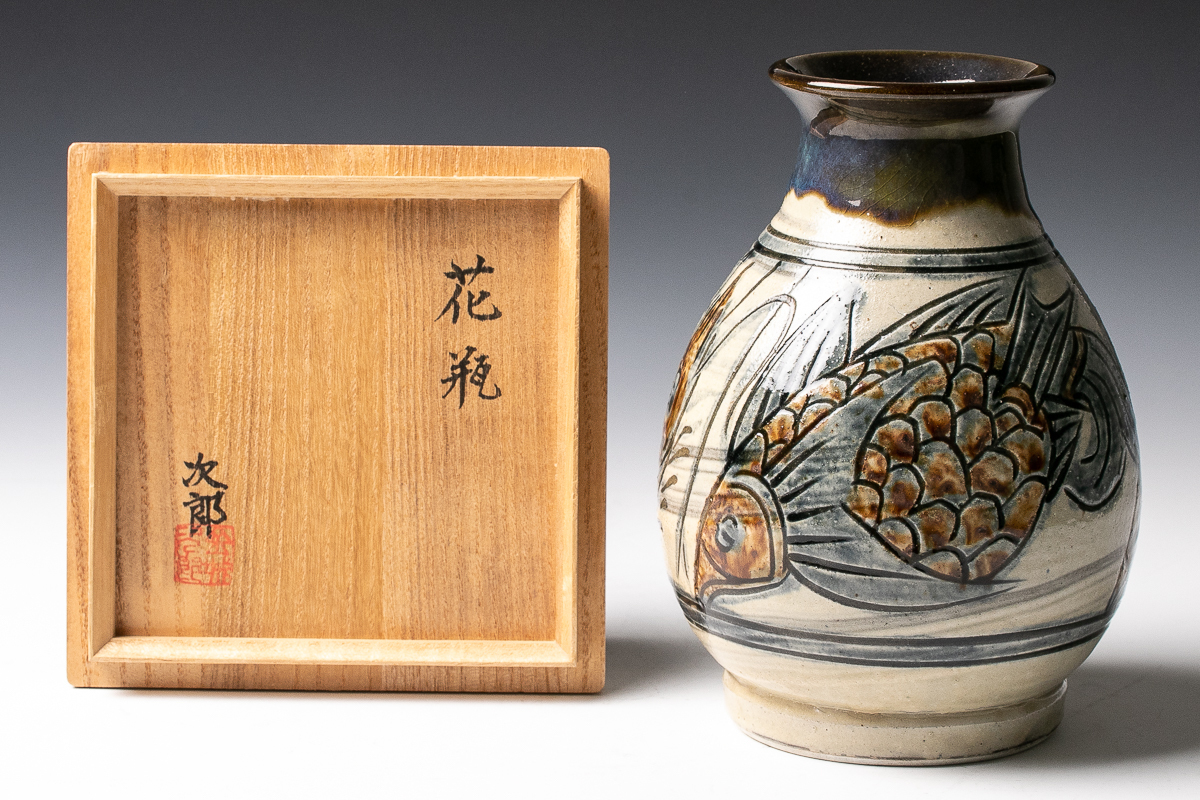壺屋焼 金城次郎作 人間国宝 なかむた – 生活民芸 海老魚文花瓶 （笑う 