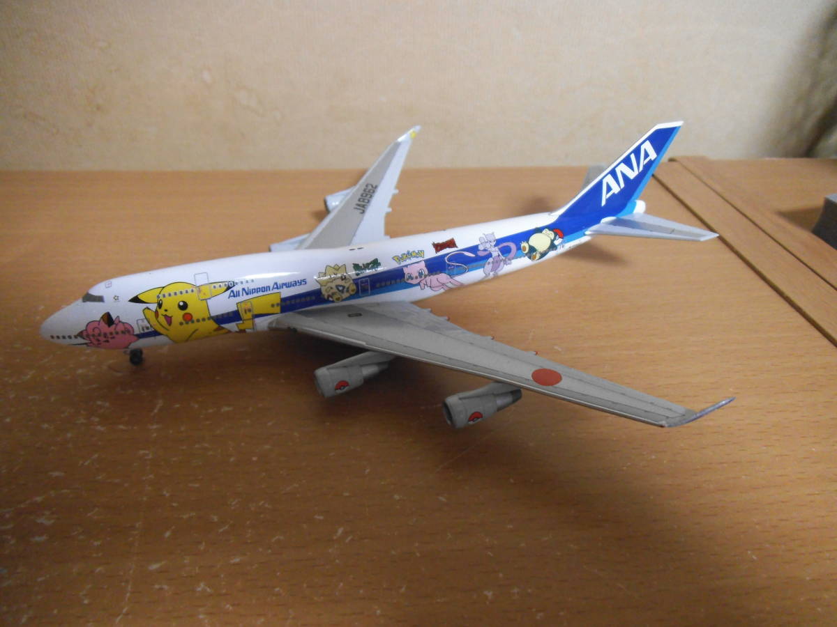 全日空商事 1/400 B747-400 ポケモンジェット NH40011 1/400 B747-400