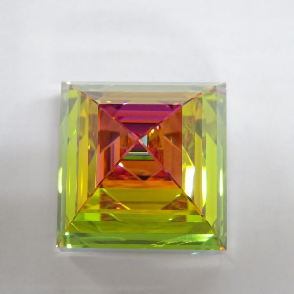 スワロフスキー 置物 ピラミッド ペーパーウェイト スワロフスキー 置物 ピラミッド ペーパーウェイト 正規品，格安