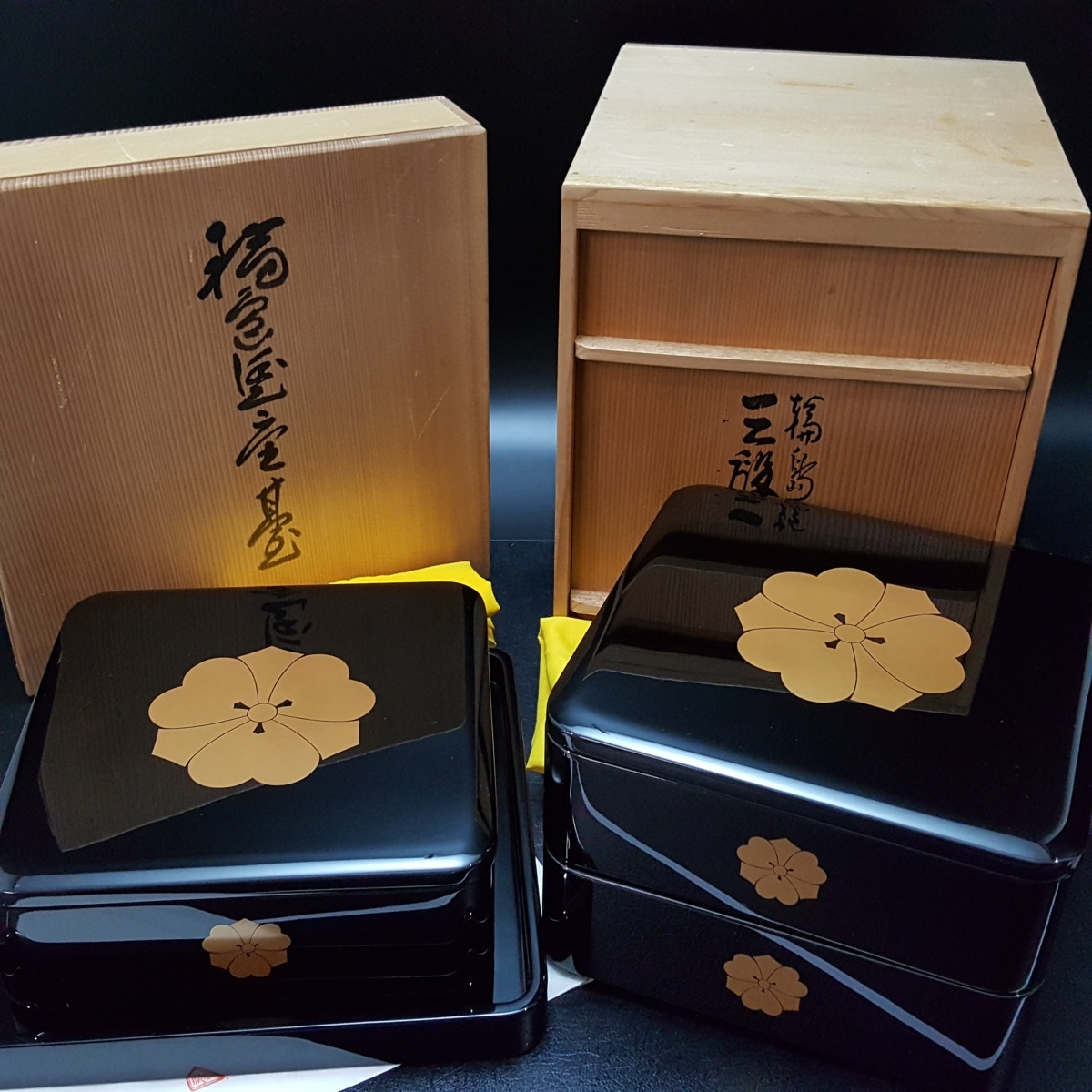 宝蔵】輪島塗 五島屋 極上美品 『家紋蒔絵三段重』 重台付重箱 木製本