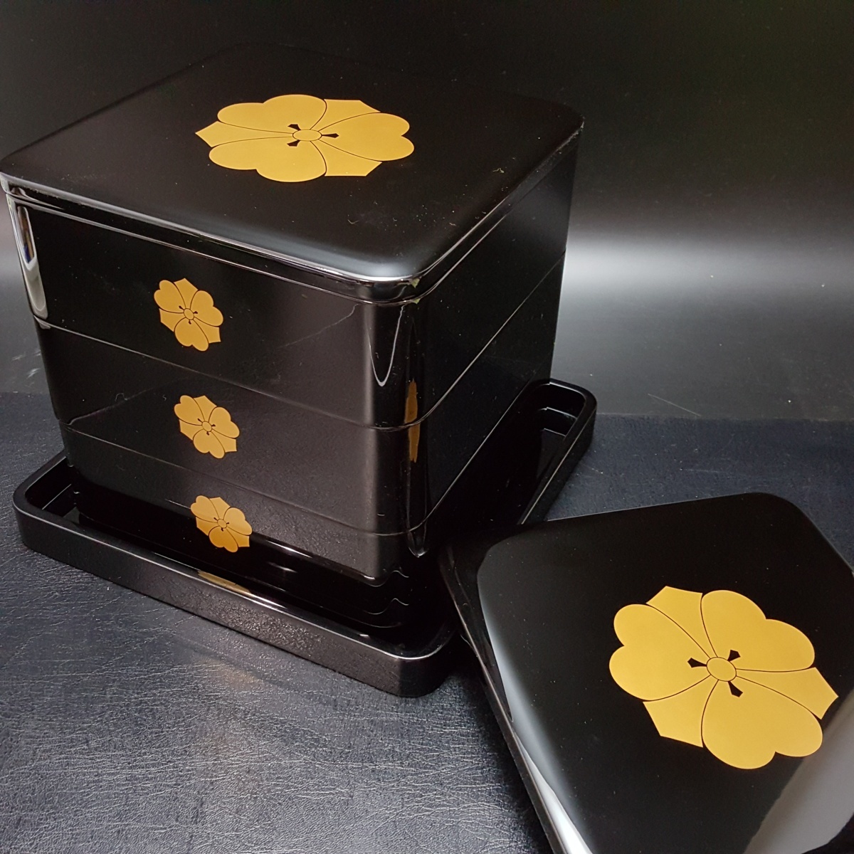 宝蔵】輪島塗 五島屋 極上美品 『家紋蒔絵三段重』 重台付重箱 木製本 宝蔵】輪島塗 五島屋 極上美品 『家紋蒔絵三段重』 重台付重箱 木製本