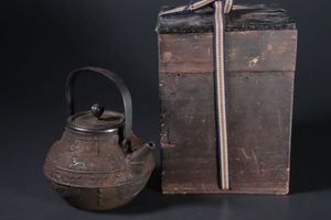 正寿堂 雨龍盛上彫 道安形鉄瓶 銅蓋 正寿堂 雨龍盛上彫 道安形鉄瓶 銅蓋 出張買取】金寿堂 雨宮