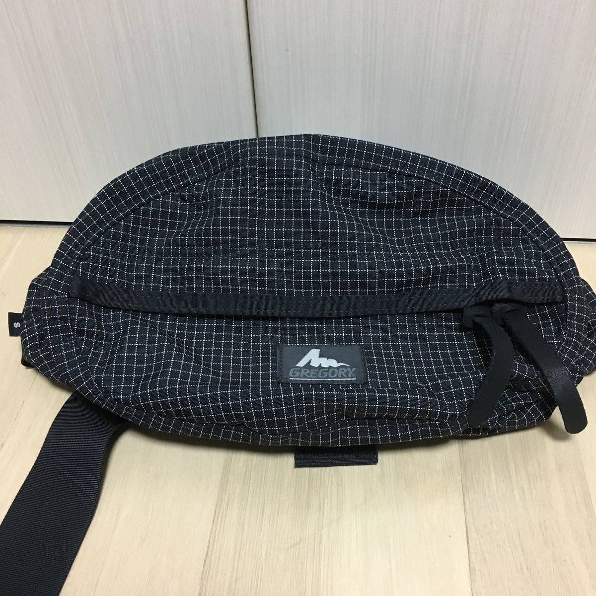 人気定番，100%新品 GREGORY グレゴリー テールメイト S USA製 ブラック ショルダーバッグ ウエストバッグ 旧ロゴ ボディバッグ(ウエストバッグ)｜売買されたオークション情報、yahooの商品情報をアーカイブ公開 - グレゴリー