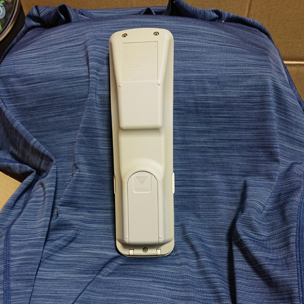 エアコン用リモコン 富士通 AR-RX1中古品(電池蓋に接着の後が有ります)_3