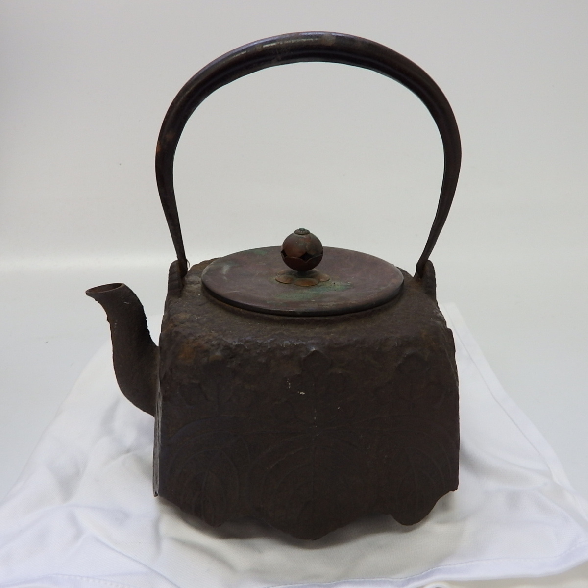 ♪四面側面 四方桐葉文様 鉄瓶 茶道具 急須 銘なし 1586g アンティーク