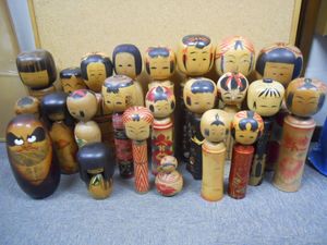 新品　全国近代こけし展文部大臣奨励賞受賞者　相田晴峰作　創作こけし　雪ん子　1体 創作こけしのYahoo!オークション(旧ヤフオク!)の相場・価格を見る