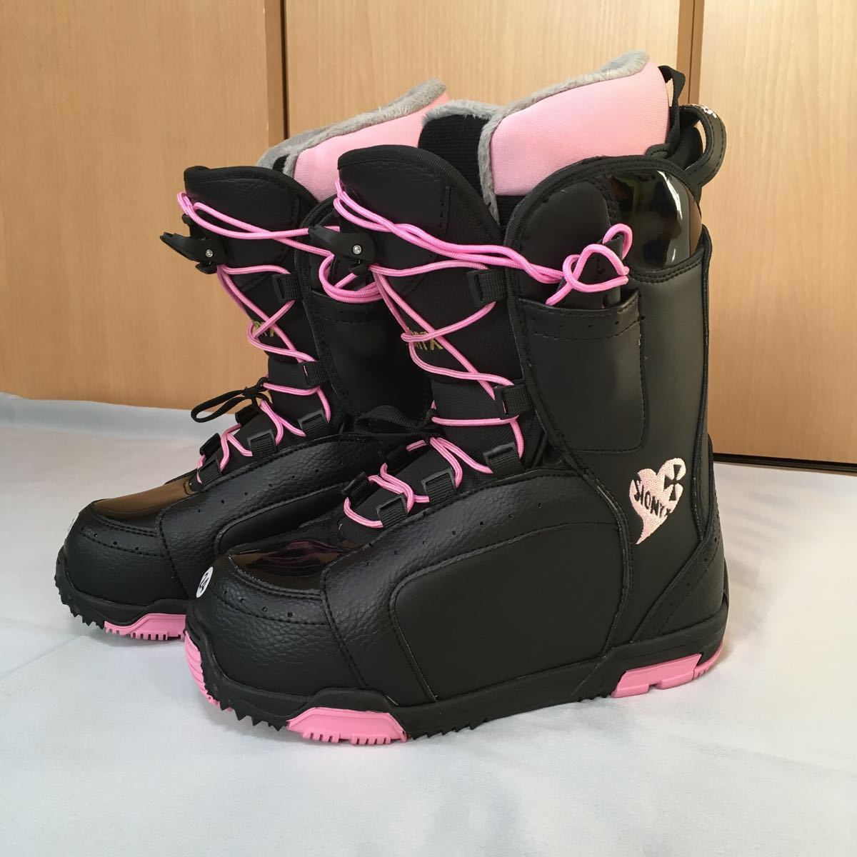 処分！激安！30，800円品 新品 展示品 SIONYX レディース スノーボード ブーツ 24 LADIES BOOTS スノボ 黒桃 展示品