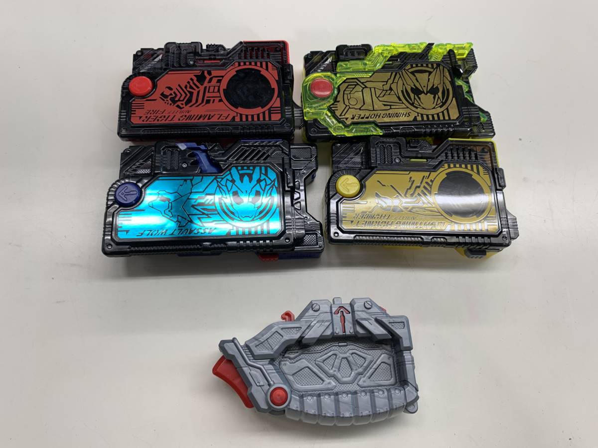 | 仮面ライダーゼロワン 仮面 プログライズキー｜仮面ライダーゼロワン｜テレビ朝日 抽選販売仮面ライダーゼロワン 商品情報 仮面ライダー プログライズキーセット01 DXプログライズキーセット03 GPプログ サウンドプログライズキーシリーズ DXタイヤチェンジングドライブプログライズキー 仮面ライダーゼロワン「DXプログライズキーセット03」は10&frasl;29まで DXメモリアルプログライズキーセット 仮面ライダー&frasl;ゼロワン&frasl;DXメモリアルプログライズ 仮面ライダーゼロワン』ホッピングカンガルーなど初DX化のプログライズ