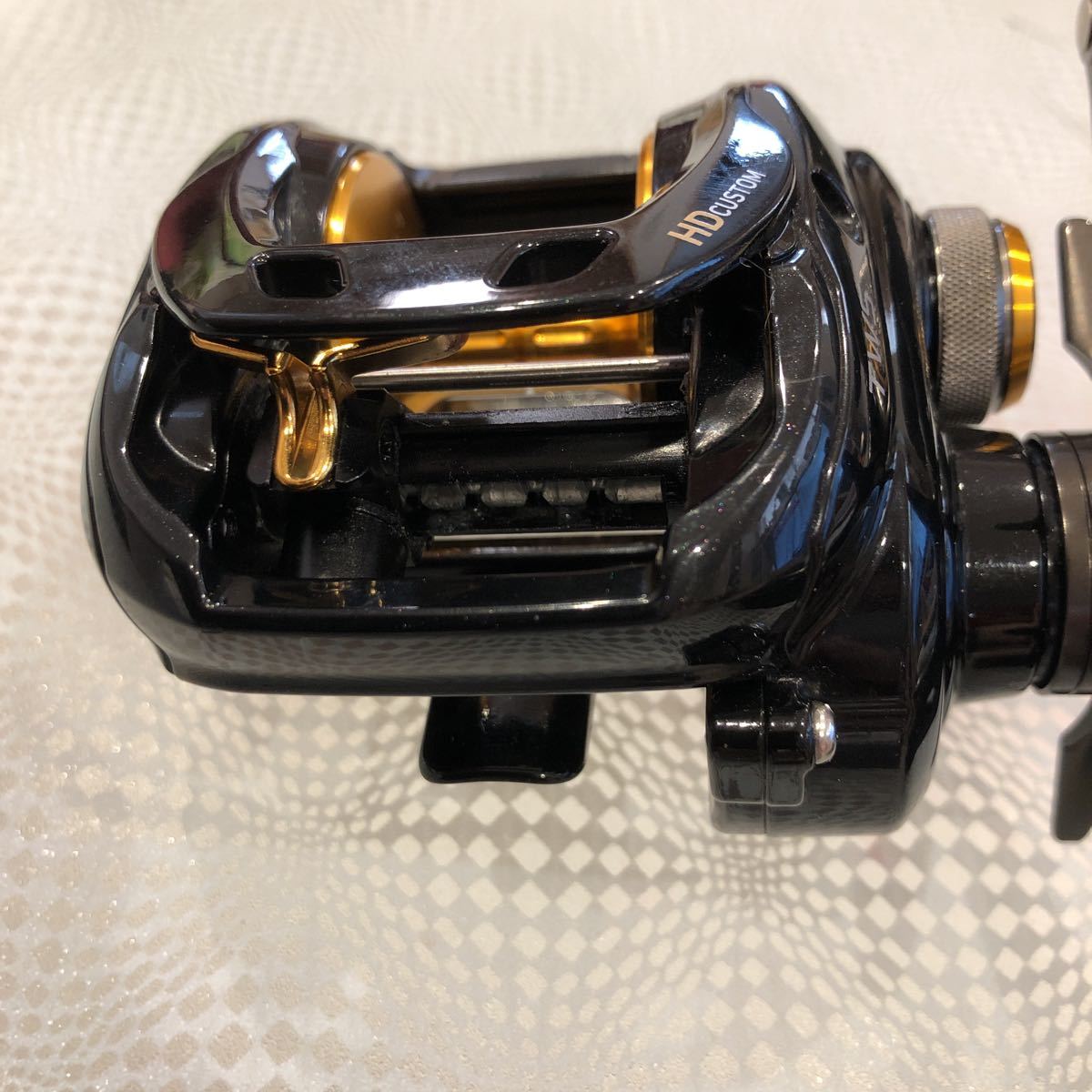 HDカスタム 150HL-TW TATULA ダイワ - メルカリ 左ハンドル HD HDカスタム」のインプレ！これでパワーゲームを ダイワ「タトゥーラ 本体のみ 14タトゥーラ リール&frasl;両軸リール&frasl;○ベイトリールタトゥーラ ソルトでも活躍！？「タトゥーラHDカスタム」は太糸対応のタフリール 150SHL-TW 左