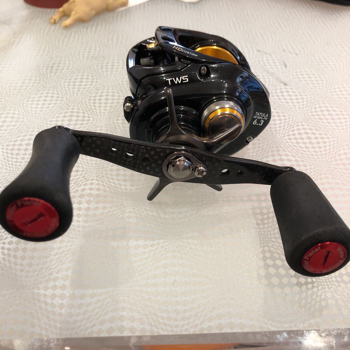 HDカスタム 150HL-TW TATULA ダイワ - メルカリ 左ハンドル HD HDカスタム」のインプレ！これでパワーゲームを ダイワ「タトゥーラ 本体のみ 14タトゥーラ リール&frasl;両軸リール&frasl;○ベイトリールタトゥーラ ソルトでも活躍！？「タトゥーラHDカスタム」は太糸対応のタフリール 150SHL-TW 左