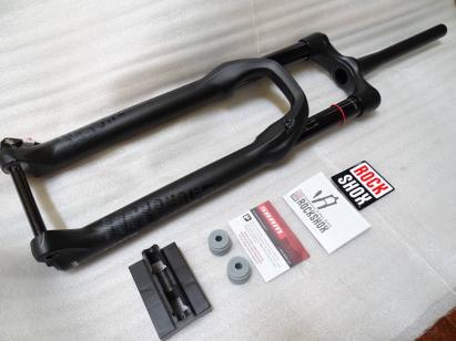 新品 ROCK SHOX YARI RC 160mm 15×110 Boost 29er 27.5両用可能です。 Yari