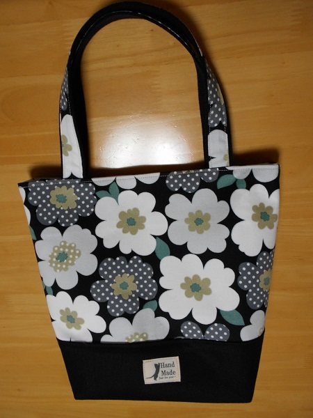 手作り トートバッグ ハンドメイド 黒地に白やドットの可愛い花がいっぱい 女性用 売買されたオークション情報 Yahooの商品情報をアーカイブ公開 オークファン Aucfan Com
