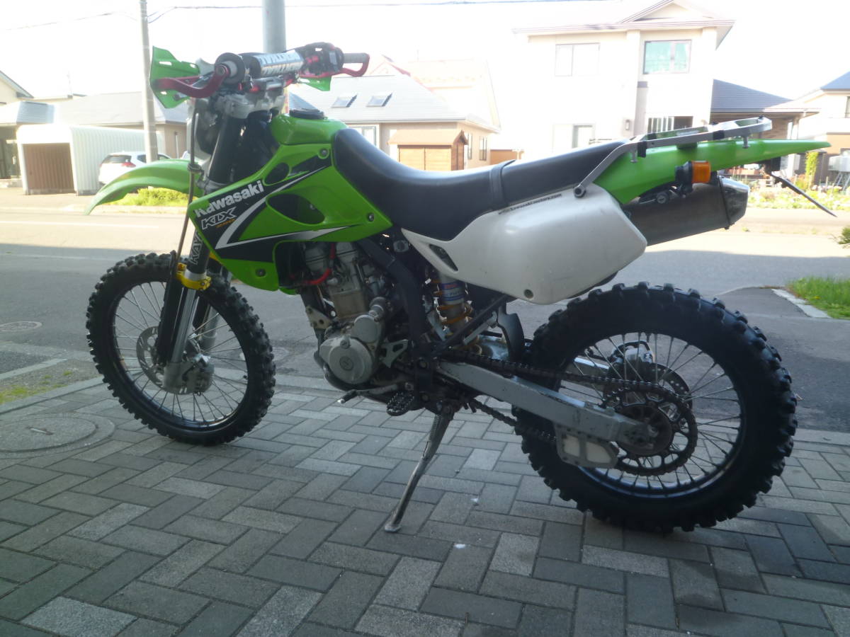 カワサキ ＫＬＸ２５０ KLX250&frasl;カワサキの新車・中古バイクを探すなら｜ウェビック バイク選び KLX250&frasl;カワサキ ２０１３モデル ＢＯＸつき｜ハラダモータース パワフルキャブモデル後期型カスタム！の販売情報 ＳＴＹＬＥ｜新車 カスタム多数｜ＭＯＴＯ 諸費用込54.99万 黒緑 7,491km ETC マフラー 月寒中央のカワサキの中古