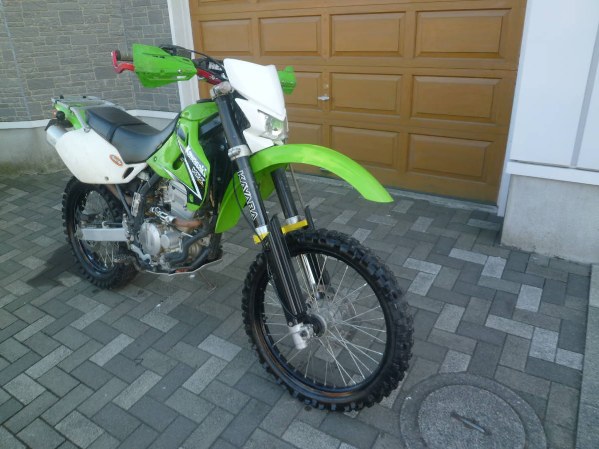 カワサキ ＫＬＸ２５０ KLX250&frasl;カワサキの新車・中古バイクを探すなら｜ウェビック バイク選び KLX250&frasl;カワサキ ２０１３モデル ＢＯＸつき｜ハラダモータース パワフルキャブモデル後期型カスタム！の販売情報 ＳＴＹＬＥ｜新車 カスタム多数｜ＭＯＴＯ 諸費用込54.99万 黒緑 7,491km ETC マフラー 月寒中央のカワサキの中古