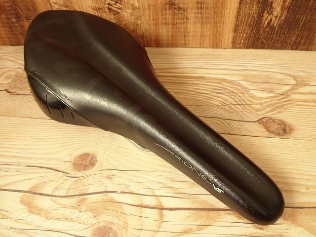 豊富な フィジーク Fizik アリオネ バーサス ARIONE VS サドル KIUMレール 131mm 黒(フィジーク)｜売買されたオークション情報、yahooの商品情報をアーカイブ公開 - オークファン フィジーク
