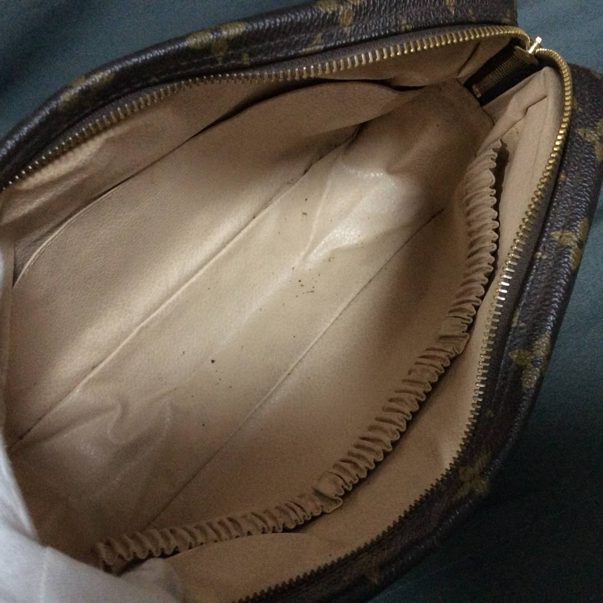 Monogram Vuitton Louis Coussin Silk TOILETRY ψ　6/17　173956　LOUIS VUITTON　ルイ・ヴィトン　モノグラム　トゥルース　トワレット　ポーチ　セカンド　ハンド　バック　難あり