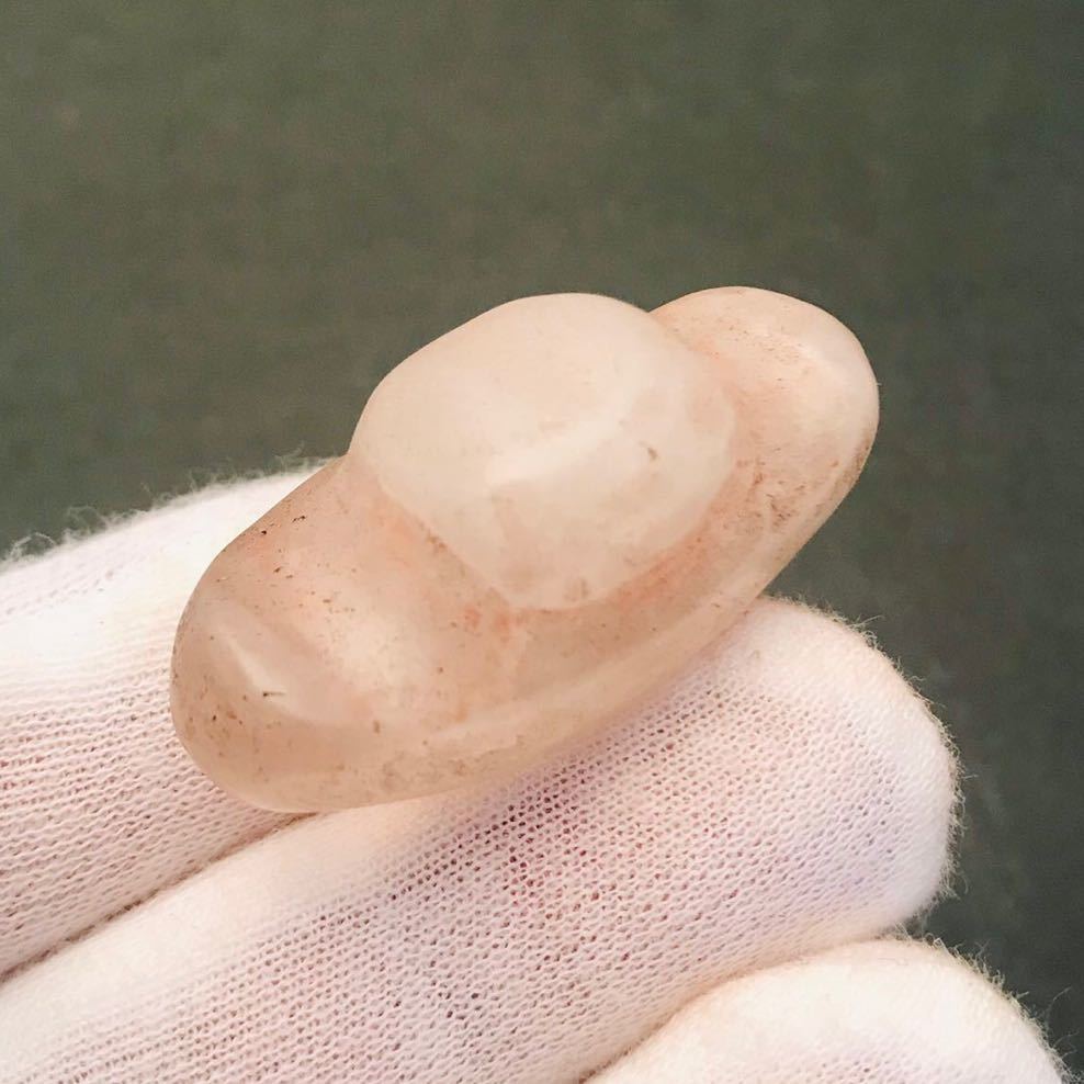 神秘の美しさ縄文時代の土器文様を水晶に刻む“勾玉” のアミュレット