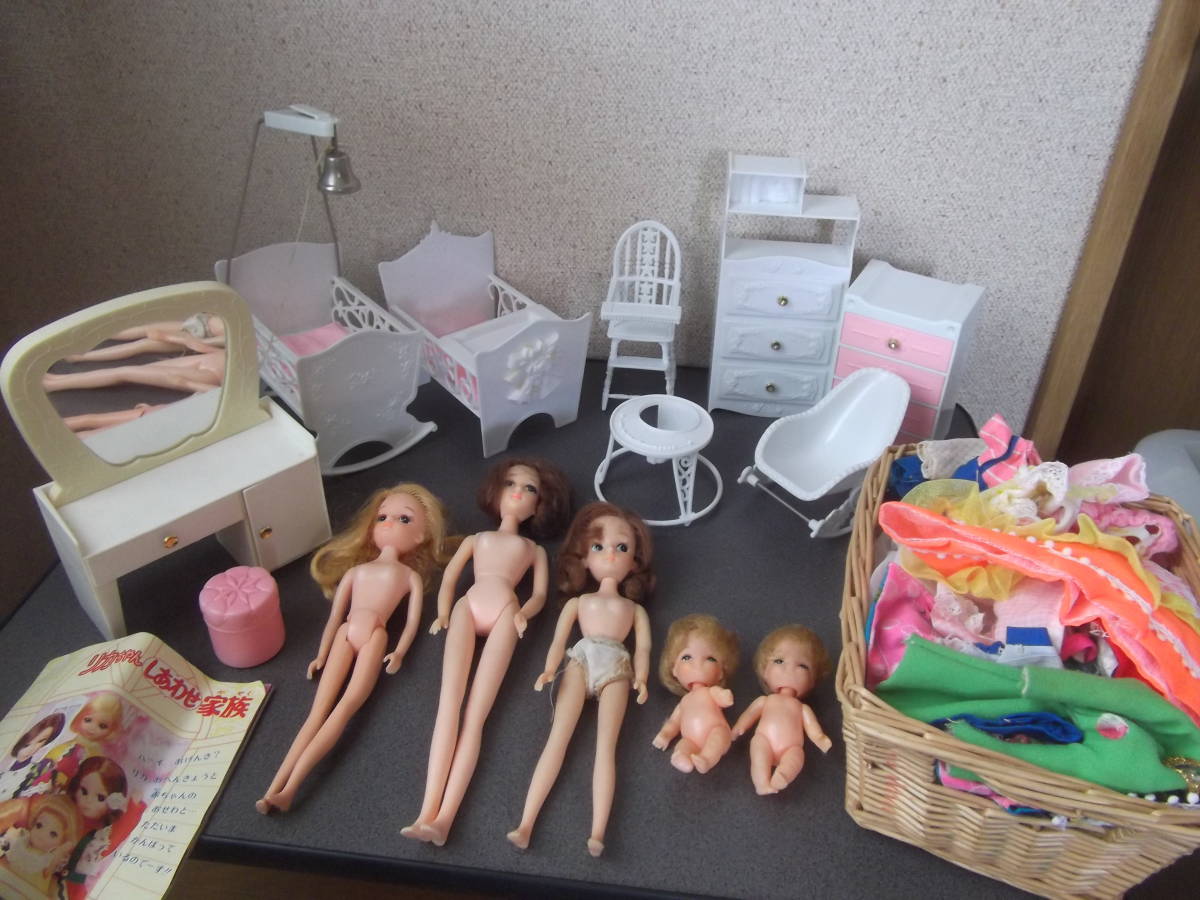 初代？リカちゃんとママ・パットちゃん・ふたごの赤ちゃん【衣類多数】しあわせ家族の家具多数